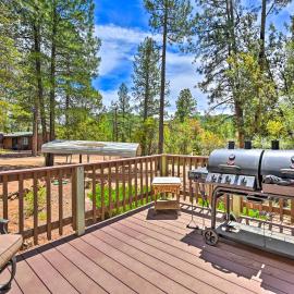 Near Hiking Trails: Woodsy Pine Cabin w/ Fire Pit, hotel em Pine