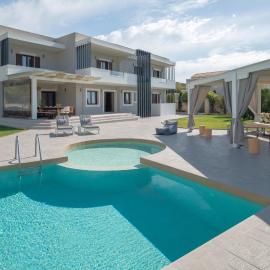 Elaida Villa, Refined Group Escape, Pool & Play, By ThinkVilla, viešbutis mieste Perama