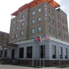 BEK PLUS HOTEL: Takchilik şehrinde bir otel