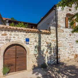 STARA KUĆA - old stone house, Hotel in Grižane