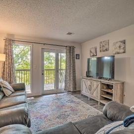 Condo near Silver Dollar City w/ Pool, Deck, Views, hotel i Branson West