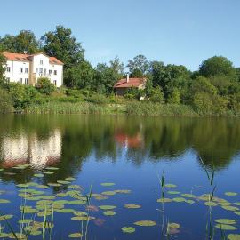 Villa am Trumpf - Design-Appartements im Naturgarten am See, hotell i Melzow