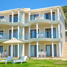Armikes Beachfront Suites Afionas, отель в городе Афионас