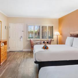 Anaheim Islander Inn and suites near Park and Convention center