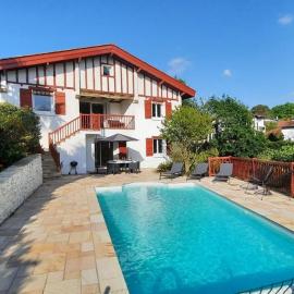 Chambre d'hôtes avec piscine dans maison Basque avec petits-déjeuners