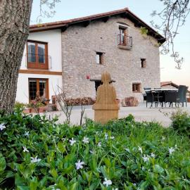 Agroturismo Erlete Goikoa -ESTAMOS EN EL CAMINO DE SANTIAGO -WE ARE ON THE CAMINO DE SANTIAGO- SENDERISMO-RUTAS Y BICICLETA، فندق في ديبا