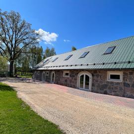Valgesoo maakivivilla kuni 20-le kylalisele, hotel u gradu 'Valgesoo'