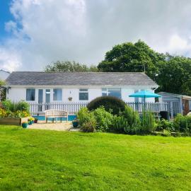 Detached, peaceful, spacious with easy access and very large garden, hotel a Wadebridge