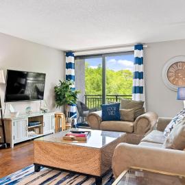 Relax By Pool: Harbour Town Resort Condo