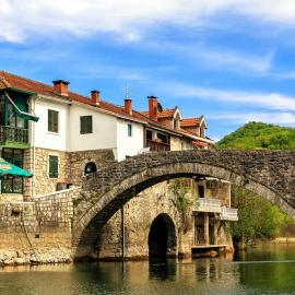 Holiday home – hotel w mieście Rijeka Crnojevića