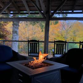 The Blue House On The Hill Catskills—Views, готель у місті Claryville