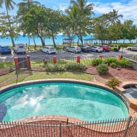 Casuarina Beach Front Escape, hotel in Holloways Beach