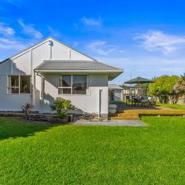 Babbacombe Bach - Otaki Beach Holiday Home, Hotel in Otaki Beach