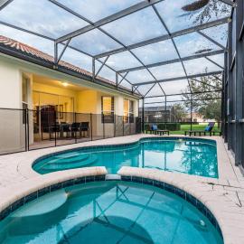 Spacious Home wPrivate PoolSpa & FREE Waterpark, hotel u Orlandu