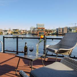 Houseboat studio with canalview and free bikes, hotel in Amsterdam