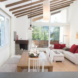 Attic apartment with pool, sauna, and fireplace, hotel v mestu Lenzerheide