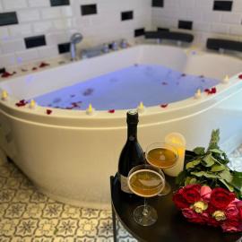 Nuit Magique Love room avec Jacuzzi Privé Nantes, Hotel in Nantes