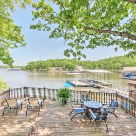 Dock! Waterfront Family Home on Lake of the Ozarks, hotell i Lake Ozark