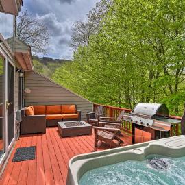 Family-Friendly Hancock Home: Walk to Slopes!, hotel in Hancock