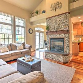 Community Perks & Deck: Lake Harmony Townhome!, hotel in Lake Harmony