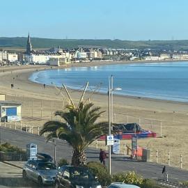 Spacious first floor apartment with gorgeous sea views, hotel din Weymouth