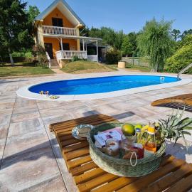 Croatia Cottage, peaceful countryside retreat with pool & vineyard view, hotel in Nova Kapela