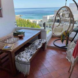 Lovely 2 bedroom with a pool in front of the beach