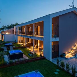 SHILOH Private Luxury Apartments, hotelli kohteessa Costermano