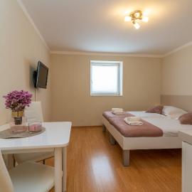Apartments Leonarda, ξενοδοχείο στο Τρογκίρ