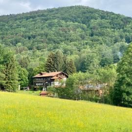 Gartenwohnung im Gut Sonnenwald โรงแรมในSchöllnach
