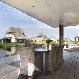 Villa in Tjeukemeer with Sauna, hótel í Delfstrahuizen
