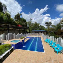 Finca Villa Maju K24 Vista naturaleza clima delicioso A 30 min Cali, ξενοδοχείο σε Papagalleros