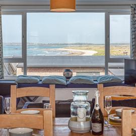 Sea View Apartment in centre of Rhosneigr - Pass the Keys, hotel u gradu 'Rhosneigr'