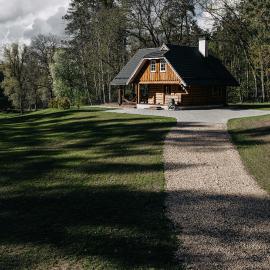 "Gaujmale" sauna house in nature, hotell i Iļķene