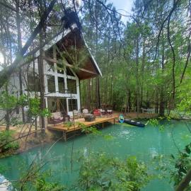 Waterfront Lonestar Cabin in a Magical Forest: Waller şehrinde bir otel