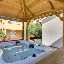 Nur 150 Meter vom Strand mit Whirlpool, hotell sihtkohas Medulin