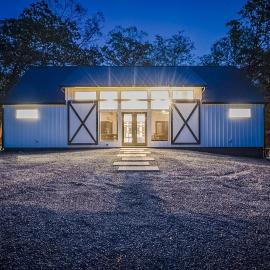 "The Barndo" 4BR Luxury Cabin, Hot Tub, Fire Pit, Bunks, Arcades, Playhouse!, hotel in Broken Bow
