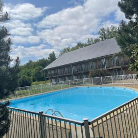 Le voilier. Honfleur T2 dans résidence avec piscine, Hotel in Équemauville