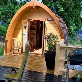Tiny House Carlos - zauberhaftes Camping-Pod, hotell i Stuer