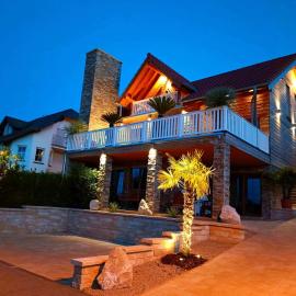 Luxus Ferienwohnung Chalet Seenähe, hotel em Schalkenmehren