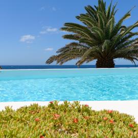 Sol Eterno - luxury Aparmtent with direct oceanview and extra services, hotel in Costa Teguise