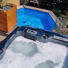 카시스에 위치한 호텔 Rêves de vie le "port pin" vue mer, petite piscine, jacuzzi extérieur et parking PRIVES