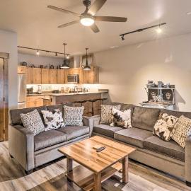 Cozy Columbia Falls Condo w/ Private Balcony!, hotel in Columbia Falls