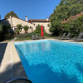 Uniquely Private Holiday Villa in the Charente, hotel in Puyréaux
