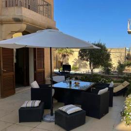 Poolside Luxury Apartment with Patio 11A3S, hotel en Għajnsielem