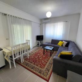 Tina's 1-bedroom condo apartment, hotel a Gjirokastër