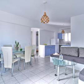 Ifestos home with private veranda, Paros, hotel en Logaras