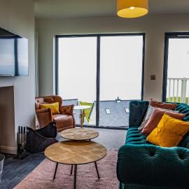 Residence 6 by Together Travel - Luxury 2-Bed Penthouse Apartment, hotel i Pistyll