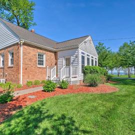 Waterfront North Beach Home ~ 2 Mi to Beach!، فندق في Deale