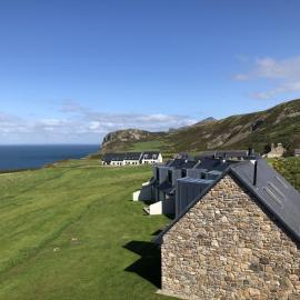 Cottage 16 by Together Travel - 3-Bedroom Coastal Retreat, hotel i Pistyll